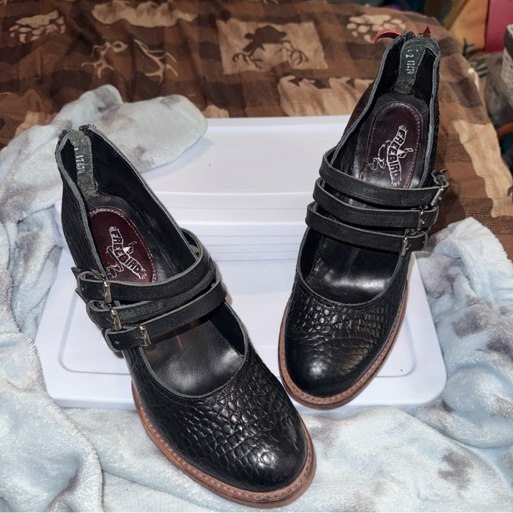 Freebird LEATHER Black Croc-Embossed MARY JANE Heels PUMPS 3 strap LIKE NEW - Picture 10 of 15
